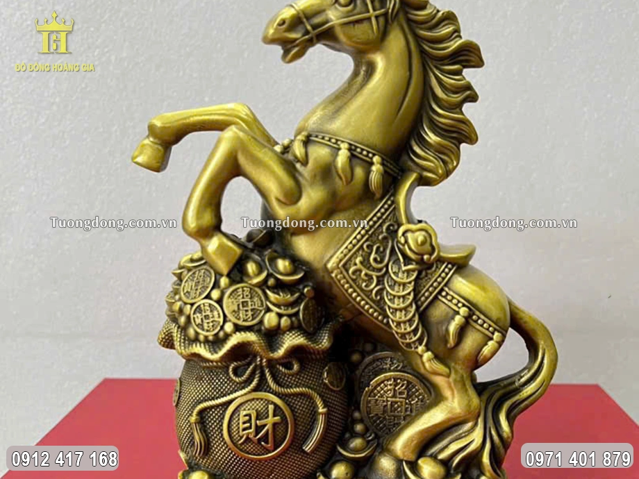 Linh vật ngựa được đúc theo dáng đứng trên túi tiền mang ý nghĩa tài lộc